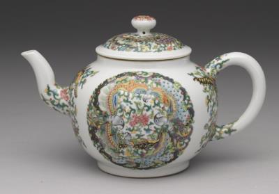 图片[2]-Porcelain teapot with flowers and butterflies decoration in painted enamels, Qing dynasty, Yongzheng reign (1723-1735)-China Archive
